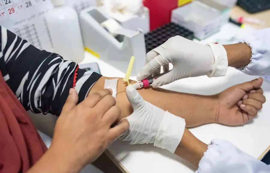 Prelievo del sangue dal braccio di un paziente